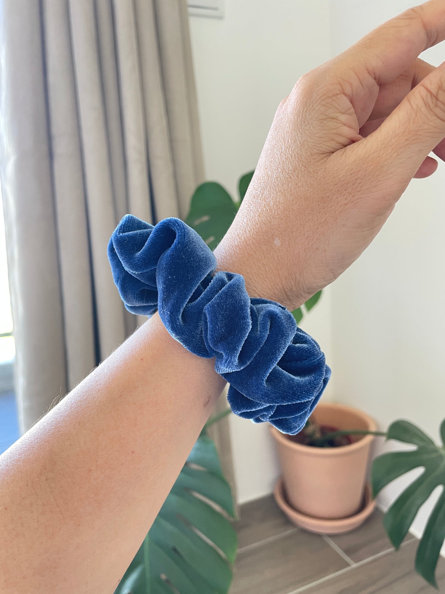 奢華絨寶藍色髮圈 Luxe Velvet Royal Blue Scrunchie - M