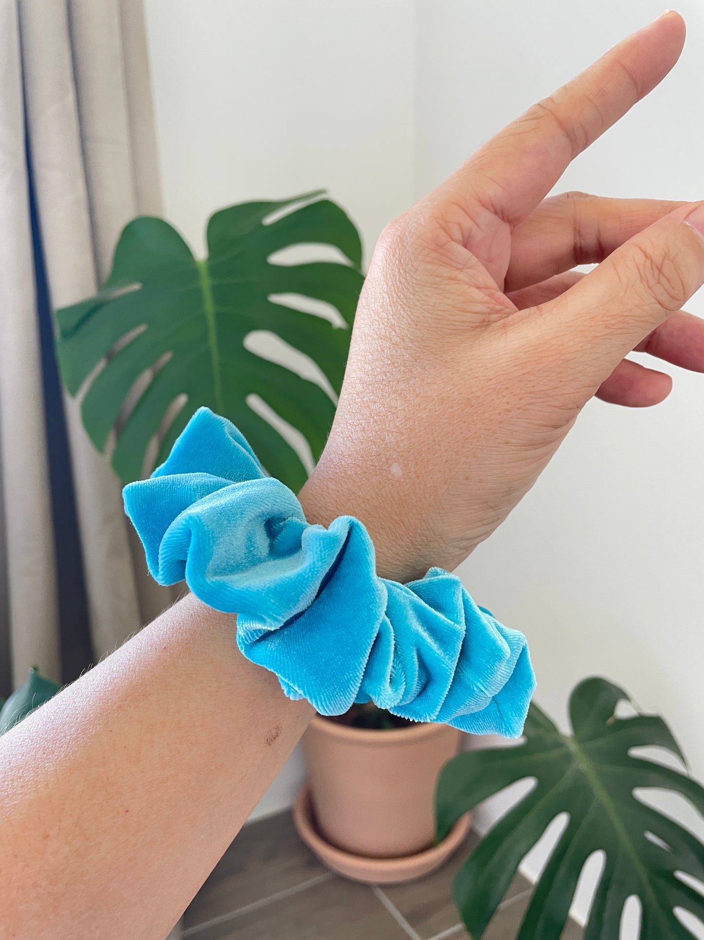 奢華絨水藍色髮圈 Luxe Velvet aqua blue Scrunchie - M