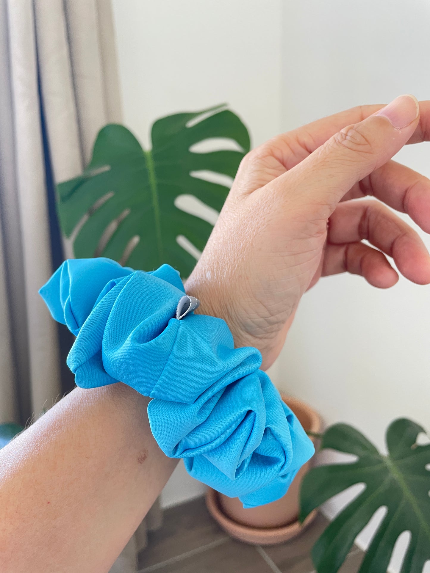 鍛面水藍色髮圈 Satin Aqua Blue Scrunchie - L